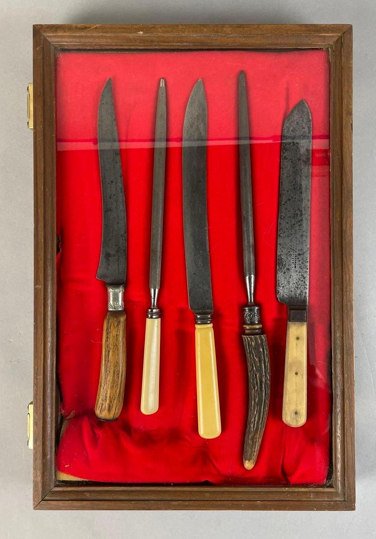 Group of 5 Antique Knives and Sharpeners: Includes 2 Bakelite handles, and stag handles. E C Simmons keen kutter with bakelite, Putnam with stag handle, and more. Largest measures 15 1/4 inches overall. Case measures 18 x 12 inches