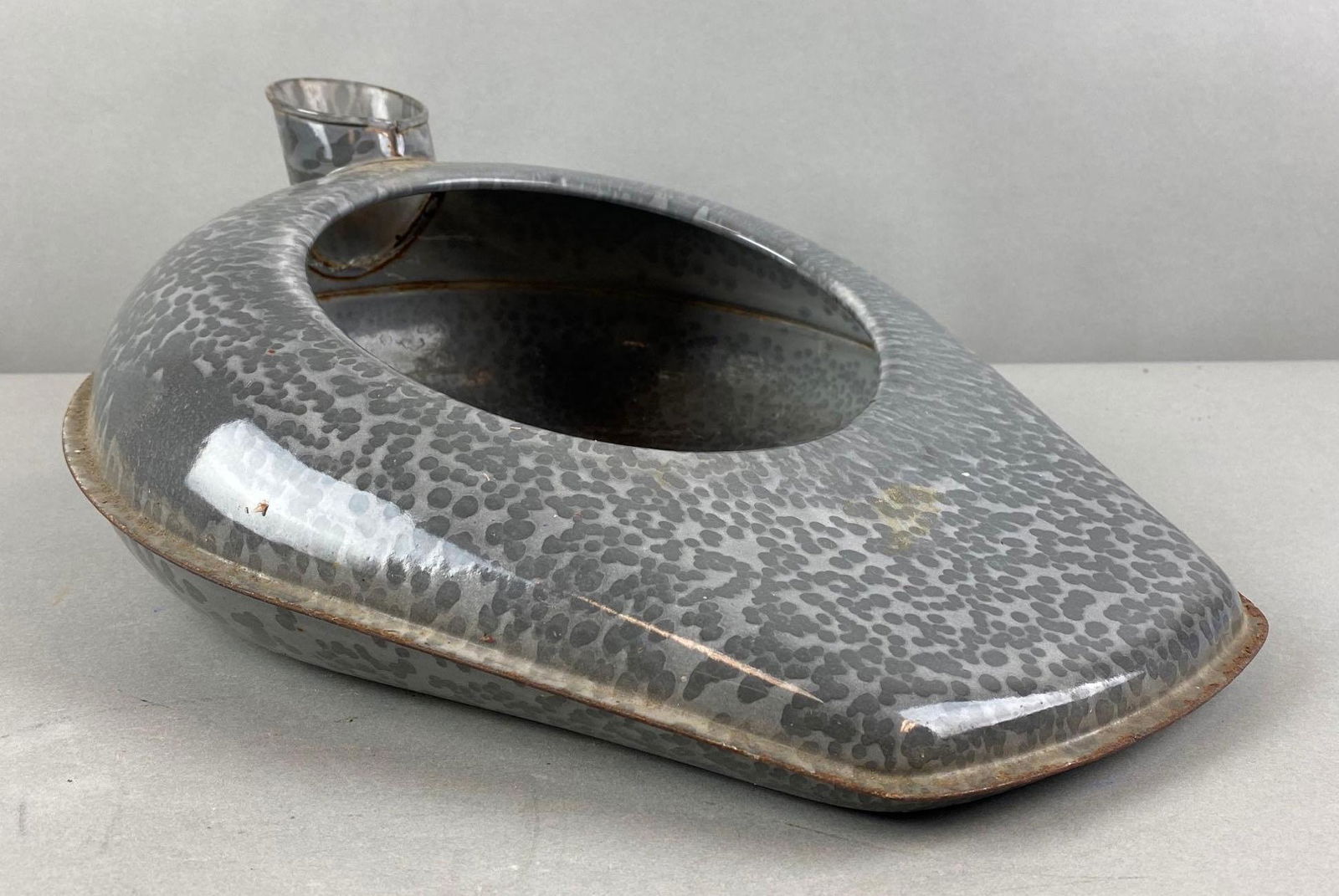 Gray Graniteware Bedpan (1 of 5)
