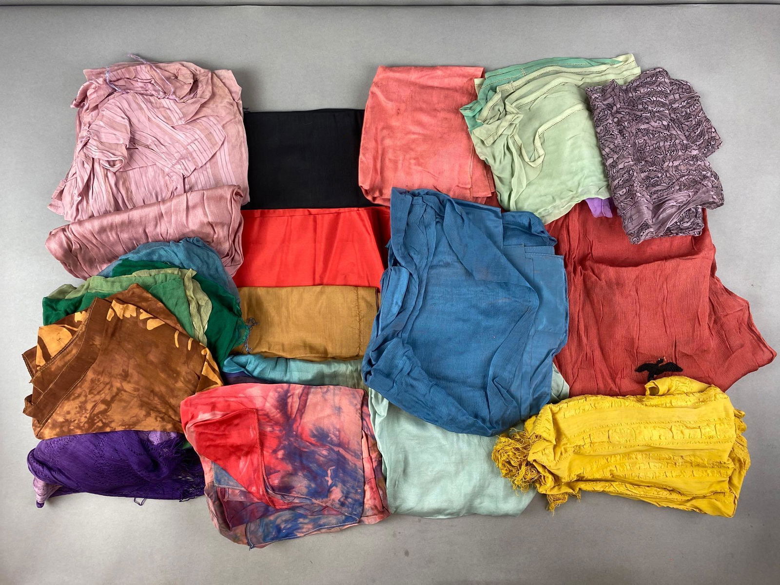 Group of 10+ Assorted Colorful Linens: Assorted styles and sizes.