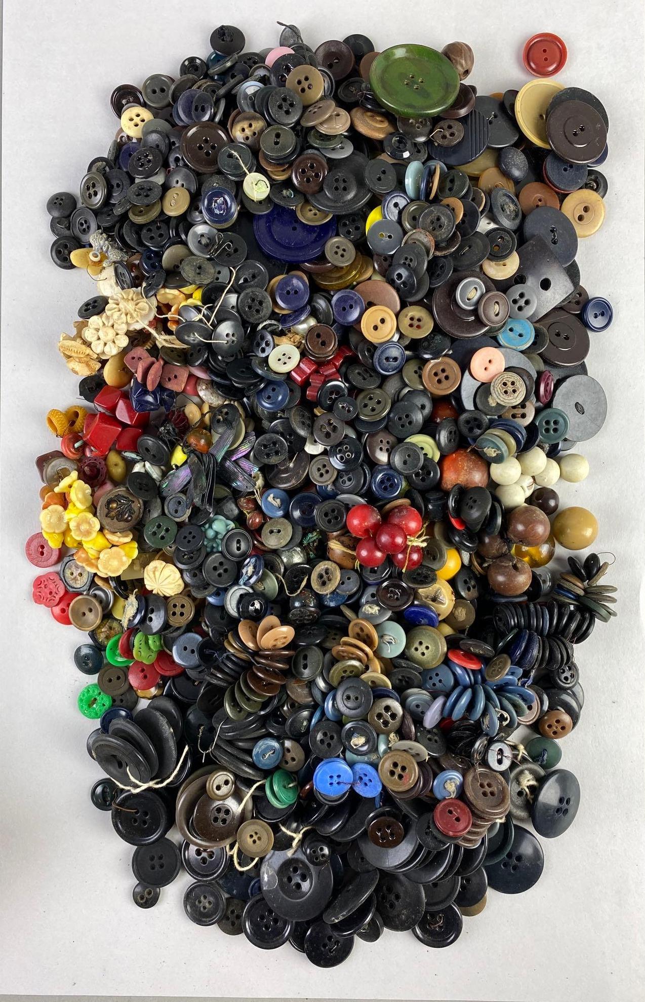 Group of 200+ Assorted Buttons (1 of 5)
