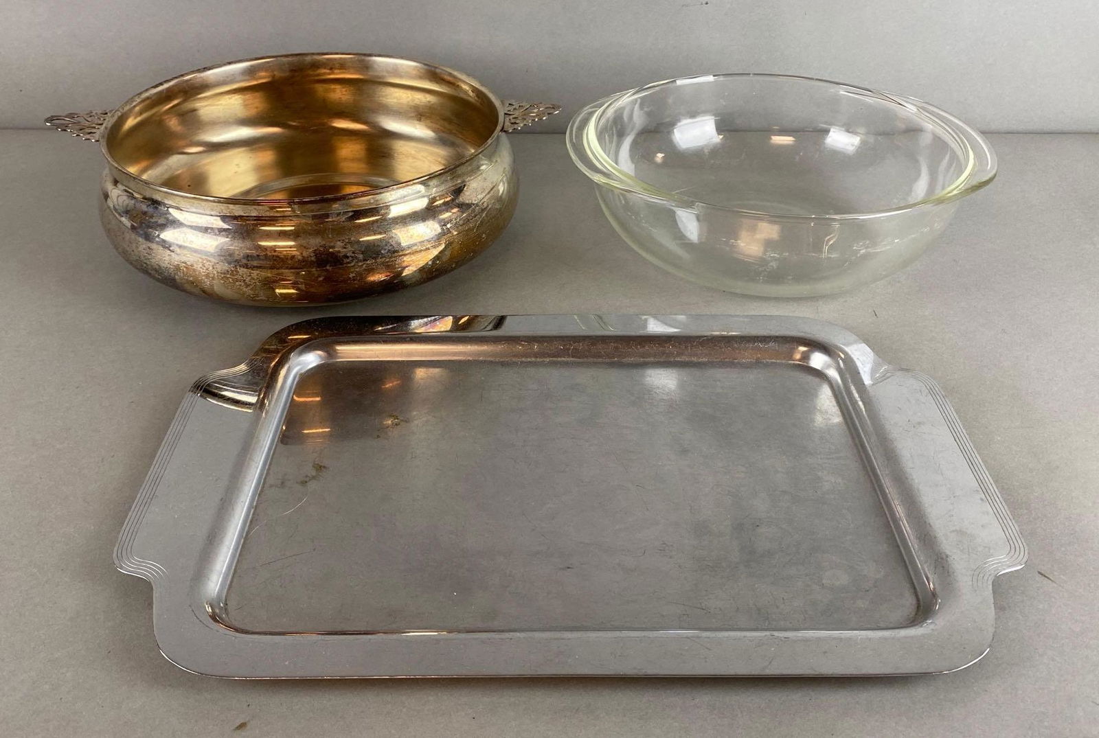 Group of 3 Assorted Kitchen Items: Includes serving tray, Pyrex bowl, and basin, Serving Tray measures 11 1/4 x 17 x 1 1/2in.