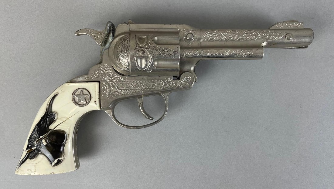 Hubley Texan Jr. Cap Gun: Broken in a couple places. Measures 9 1/2 x 5 inches