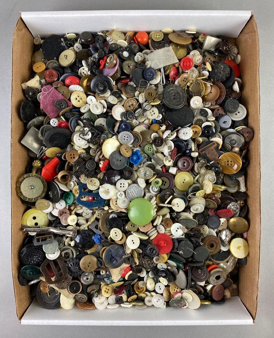 Group of 200+ Assorted Vintage Buttons (1 of 6)