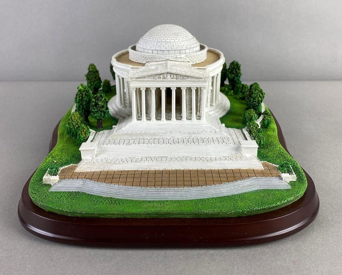 Danbury Mint Jefferson Memorial Display: With original box, measures 4 1/2 x 10 1/2 x 8 1/2 inches