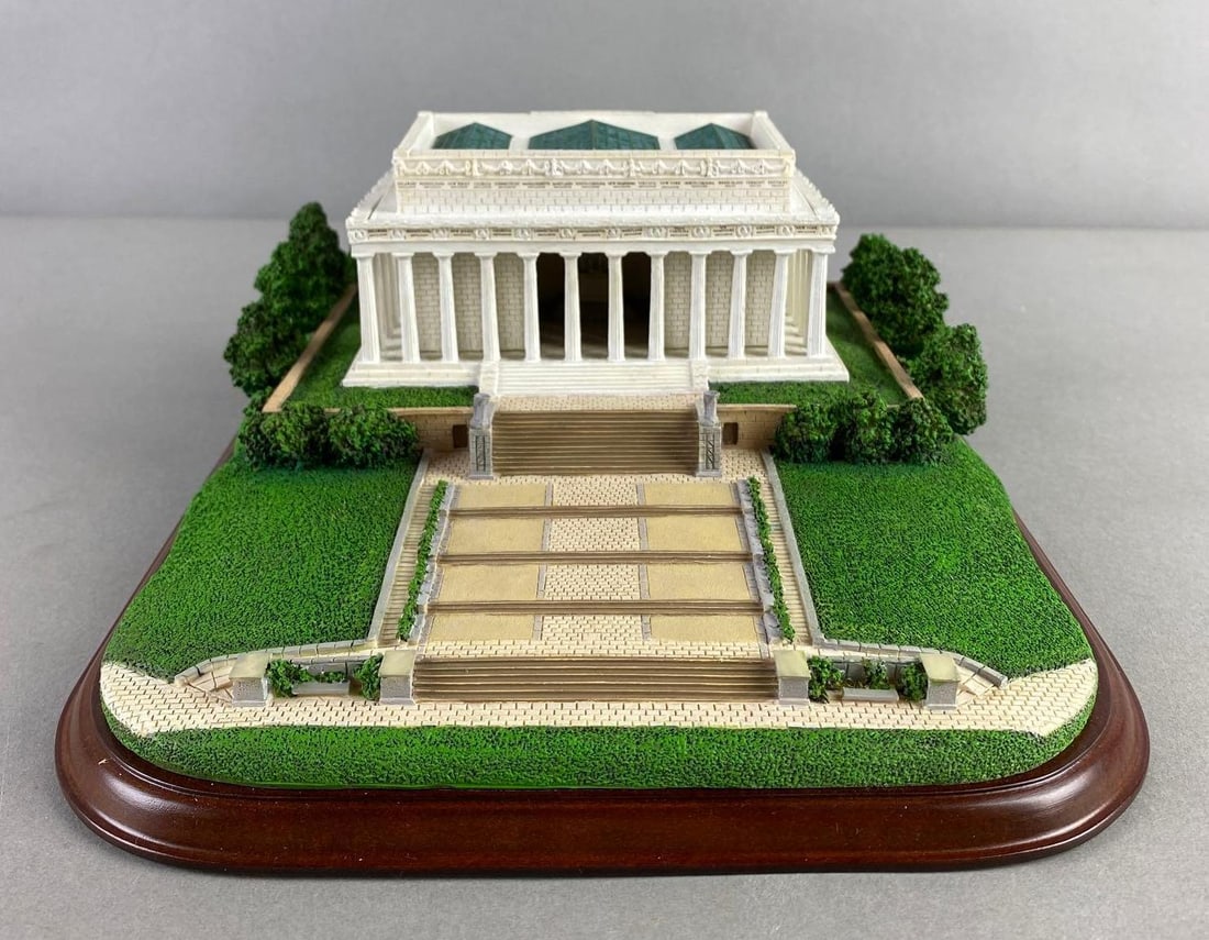 Danbury Mint Lincoln Memorial Display: With original box, measures 3 3/4 x 10 3/4 x 8 1/4 inches