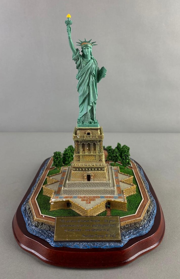 Danbury Mint Statue of Liberty Lighted Display (1 of 7)
