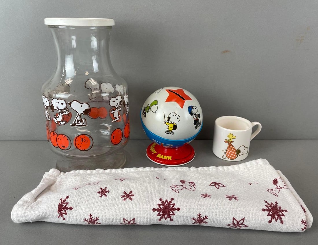 Group of 4 Peanuts Snoopy Items (1 of 4)