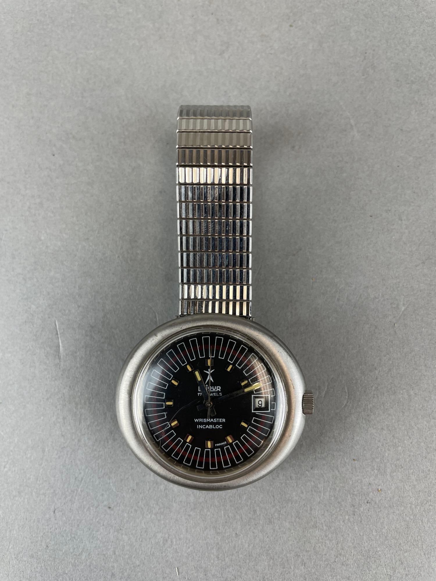 Vintage Le Jour 17 Jewels Wrismaster Incabloc Mens Wristwatch: Working condition, model 46269 stainless steel. Measures 3 1/2 x 1 3/4 inches
