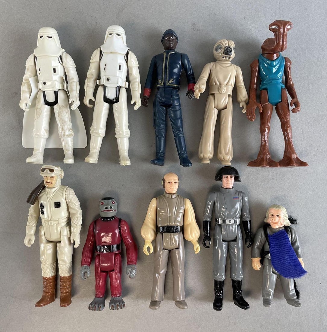 Group of 10 Vintage Kenner Star Wars Action Figures: Includes ugnaught, commander, zuckuss, and more