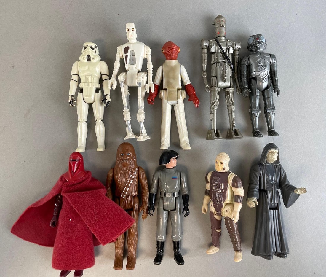 Group of 10 Vintage Kenner Star Wars Action Figures: Includes Chewbacca, ackbar, emperor, and more