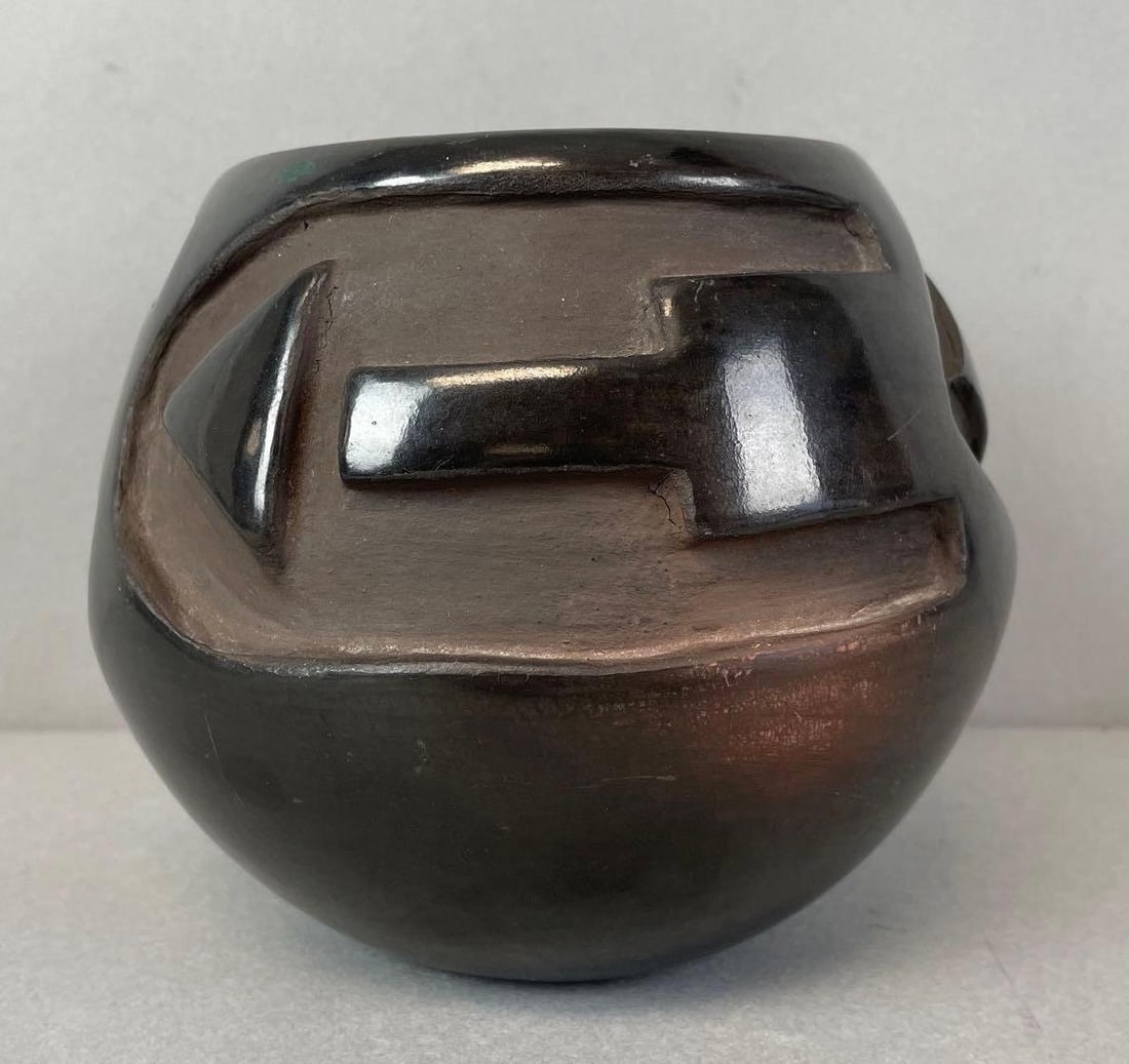 Engraved Santa Clara Native American Pot: Measures 4 1/2 x 5 1/2 inches