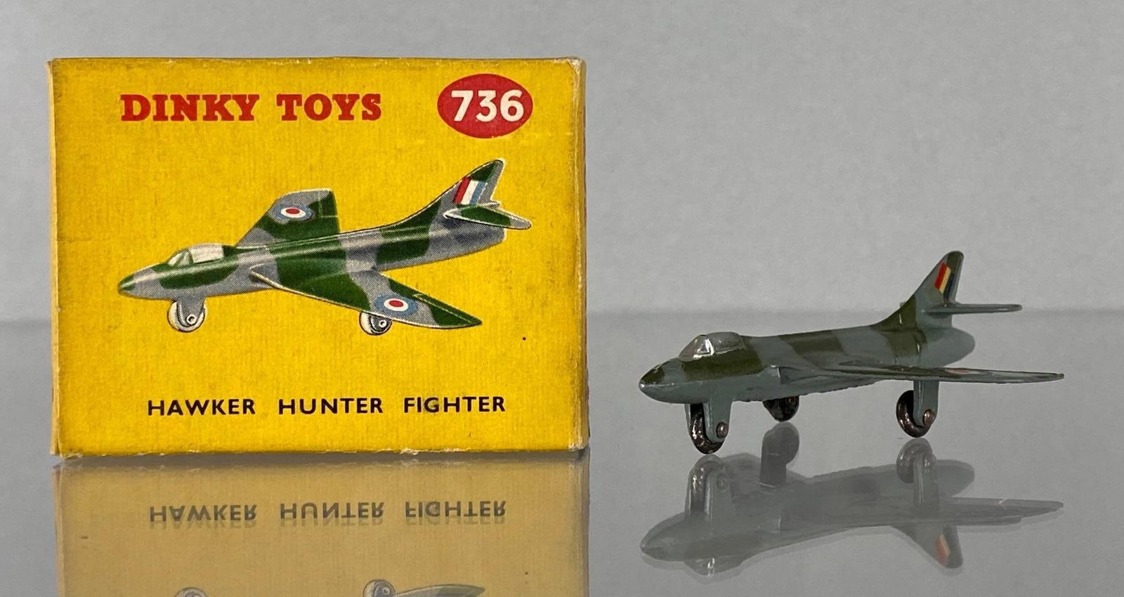 Dinky Toys No. 736 Hawker Hunter Fighter (1 of 9)