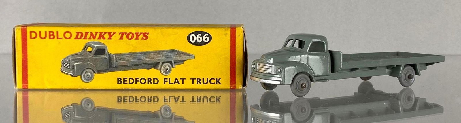 Dublo Dinky Toys No. 66 Bedford Flat Truck (1 of 9)