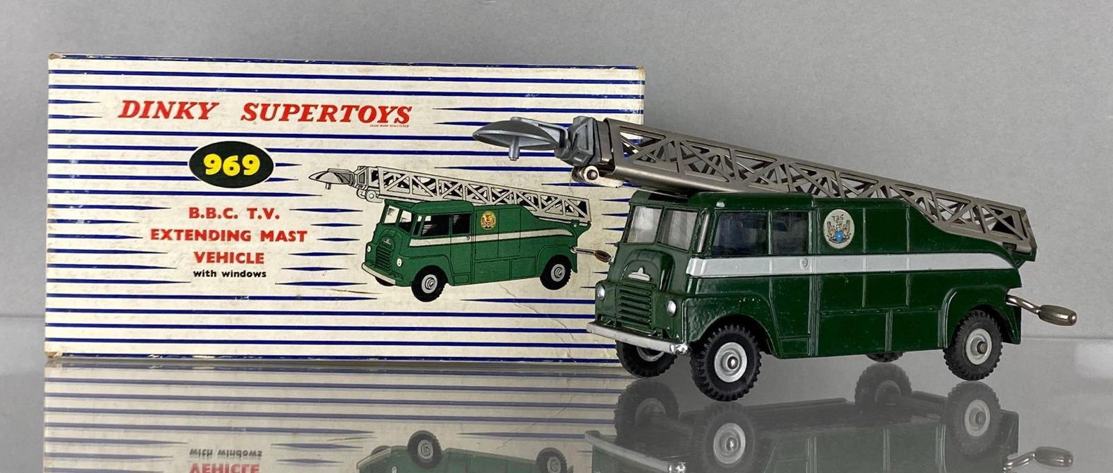 Dinky Supertoys No. 969 B.B.C. T.V. Extending Mast Vehicle (1 of 9)