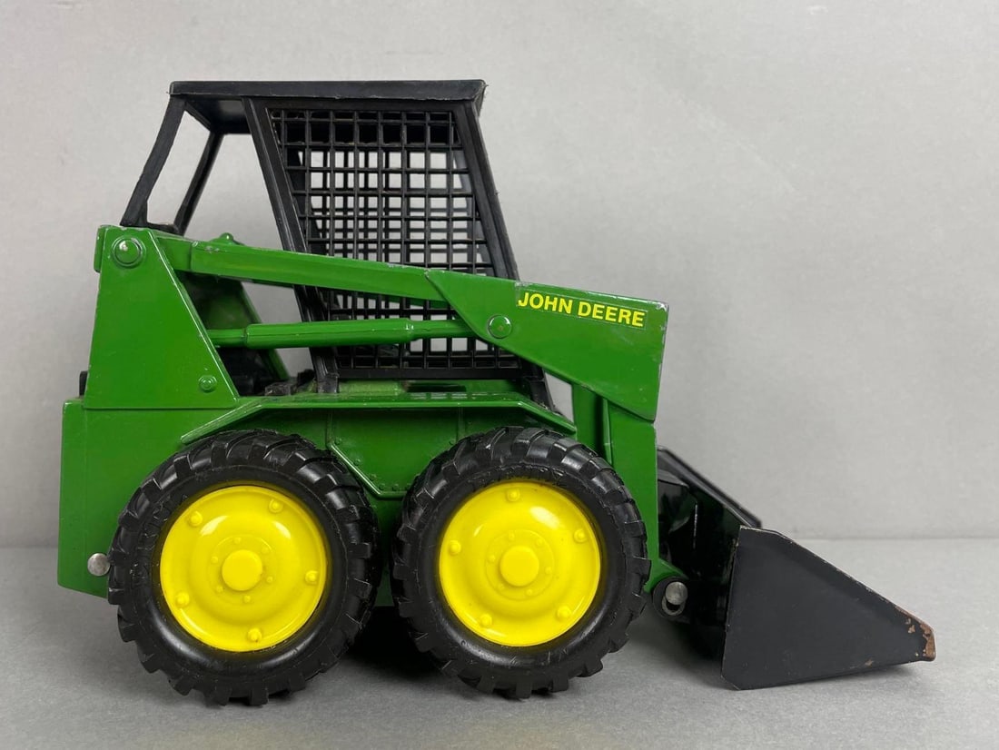 Ertl John Deere Die-Cast Skid Steer (1 of 5)
