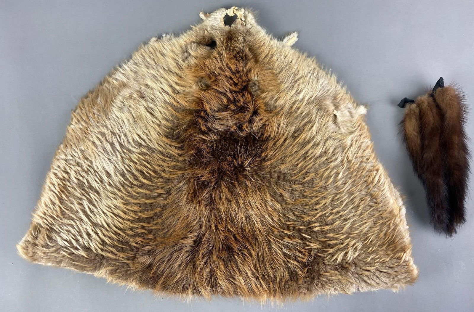 Group of 6 Mink Tails and Beaver Pelt: 5 mink tails, 1 beaver pelt. Pelt measures 32 x 24 inches