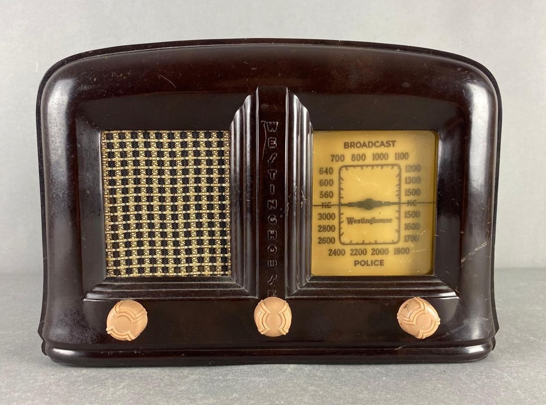 Model WR 120 Westing House Bakelite Tube Police Radio: Electric, 2 prong, untested, missing back panel, scratches throughout