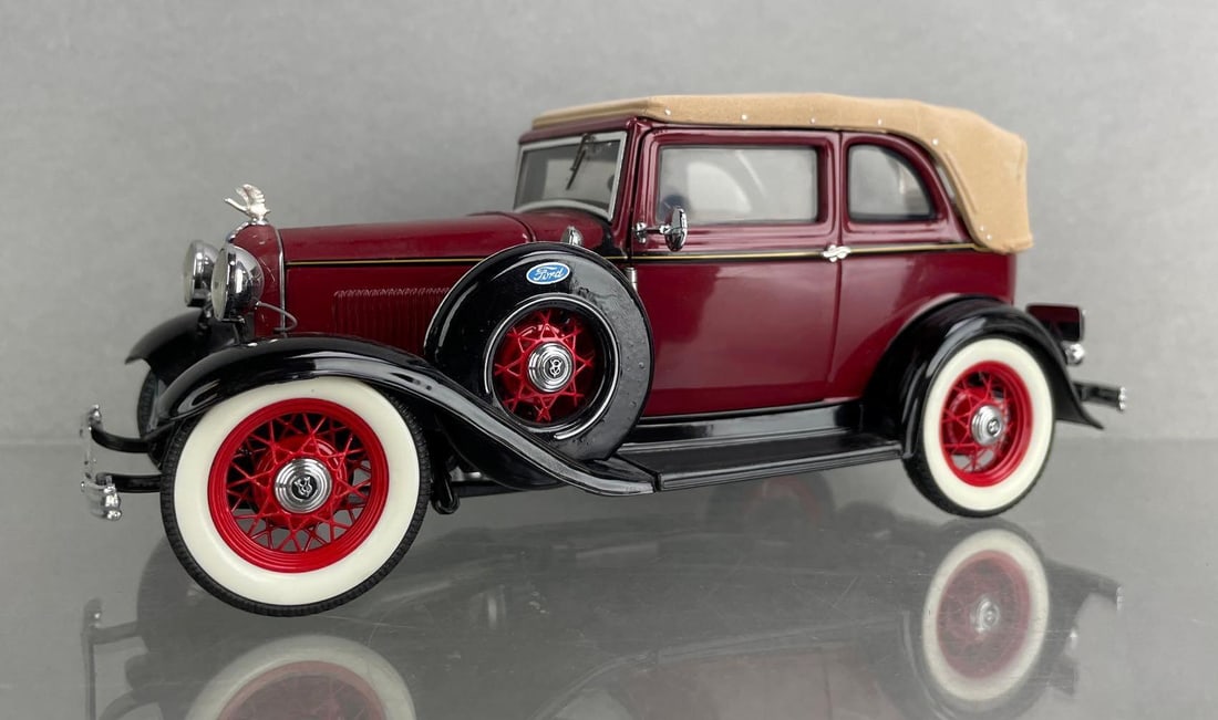 Franklin Mint Bonnie and Clyde's 1932 Ford V-8 Die-Cast Car with Box: 1/24 scale, original packaging