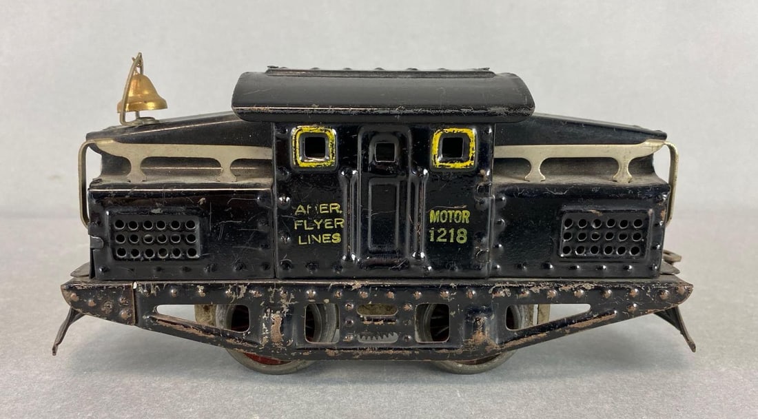Pre-War American Flyer No. 1218 Locomotive: Possible O scale, distance from outside of wheel to other is 1 5/8ths, length of locomotive measures 8 1/4 inches, some paint chipping throughout, untested