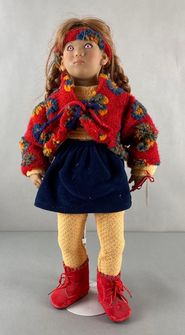Annette Himstedt Vinyl Kinder Puppen Doll: With original tag, Some fading on boots, Measures 21 inches tall.