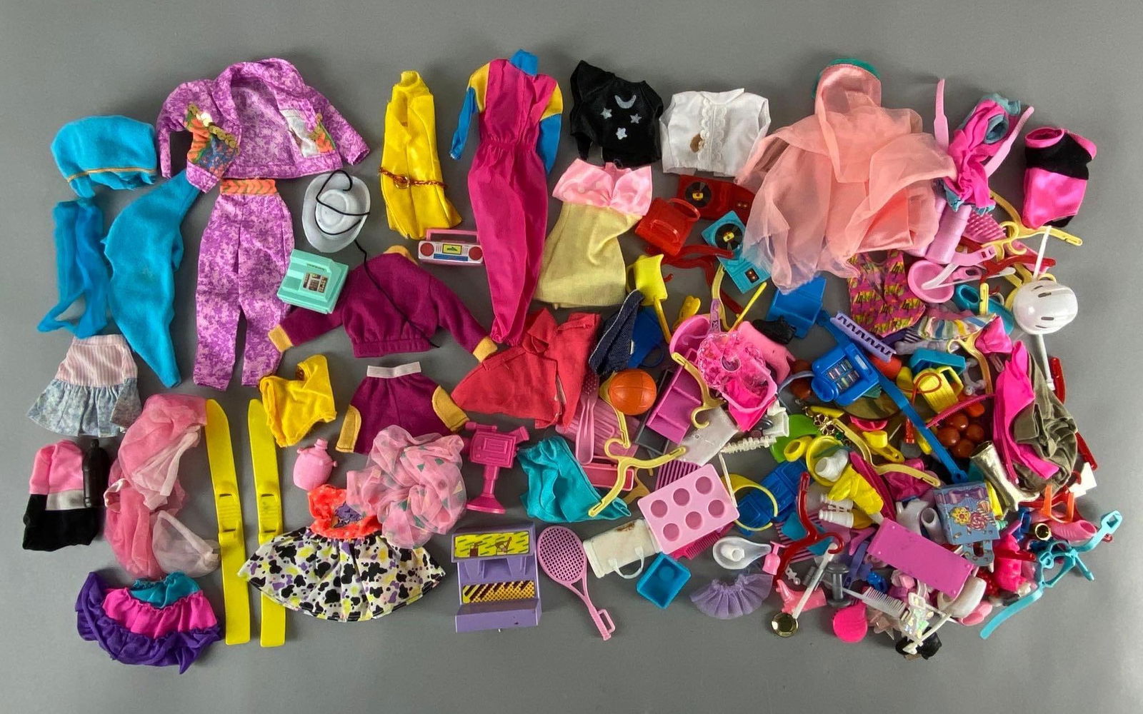 Large Group of Mattel Barbie Fashion Accessories (1 of 3)