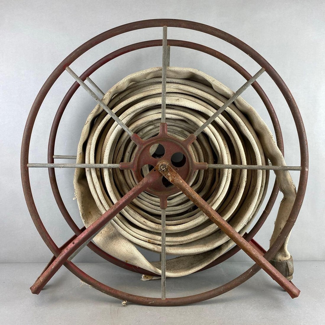 Fire Hose Wall Mount Spool With Hose (1 of 3)