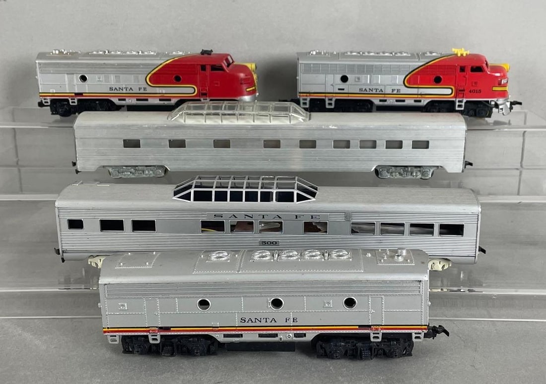 Group of 5 HO Scale Santa Fe Train Cars (1 of 3)
