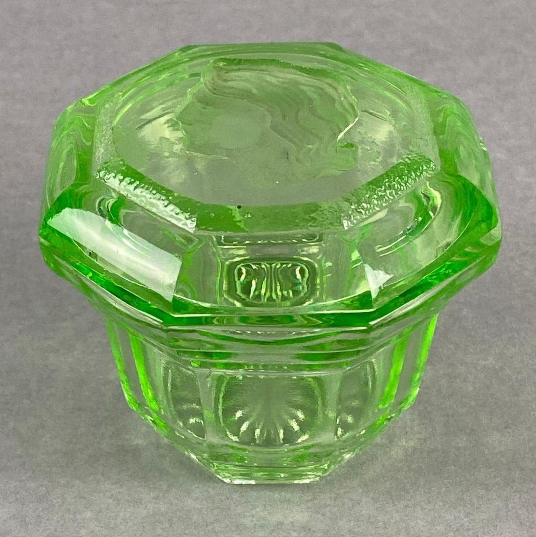 Walther & Sohne Small Art Deco Uranium Intaglio Glass Dresser Jar (1 of 7)