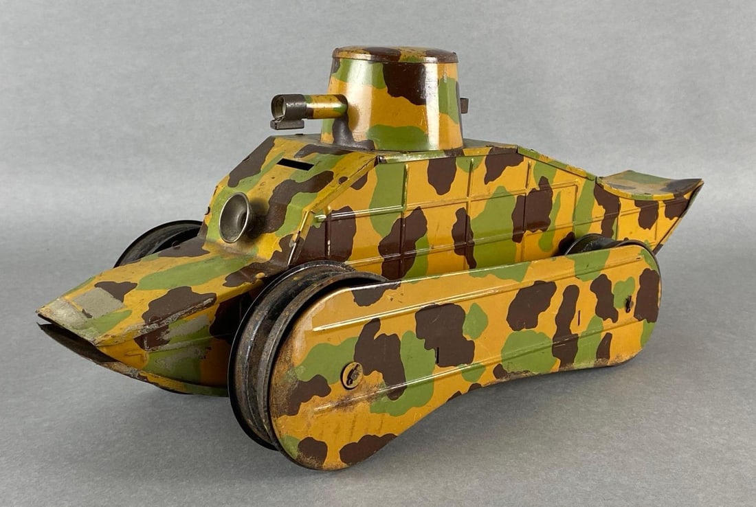 Vintage Pressed Steel Camouflage Wind-Up Gamma Tank (1 of 8)