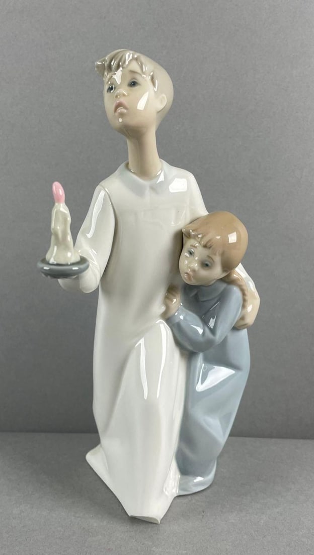 Lladro Children in Nightshirts Porcelain Figure (1 of 5)