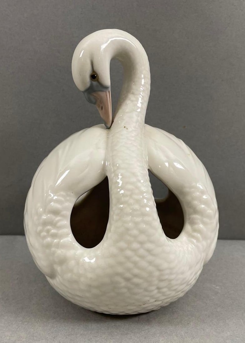 Lladro Preening Swan Figure (1 of 4)