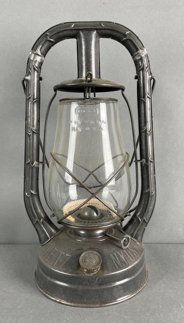 Vintage Dietz Monarch Kerosene Lantern (1 of 4)