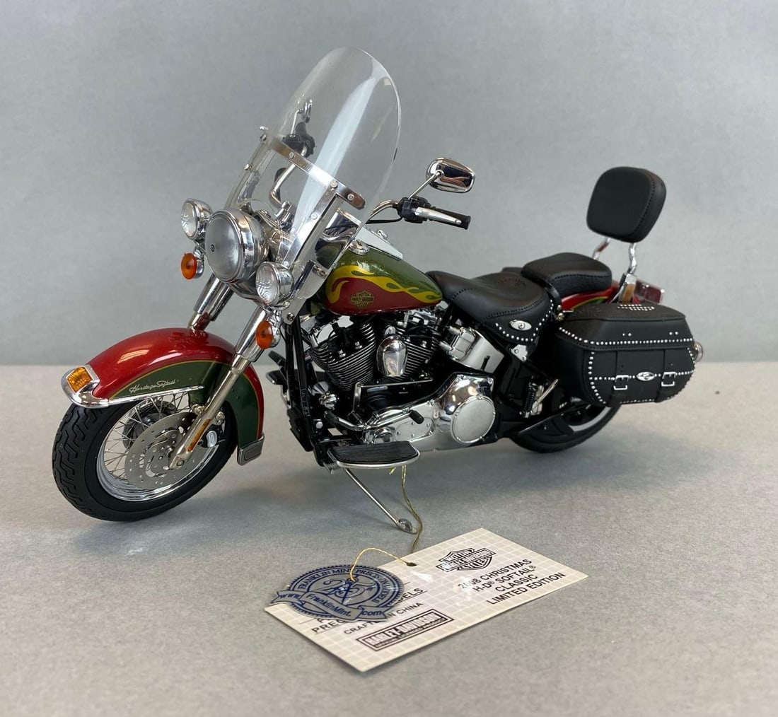 Franklin Mint 2008 Harley-Davidson Christmas Softail Classic Motorcycle (1 of 6)