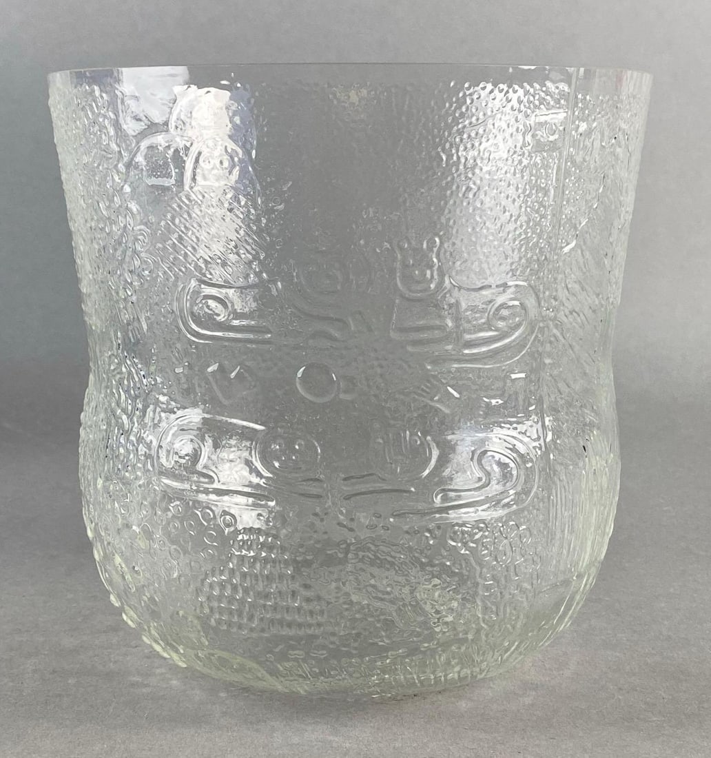 1970 Oiva Toikka Iittala Art Glass Fauna Bowl: Measures 7 1/2 x 7 1/2 x 7 1/2 inches.