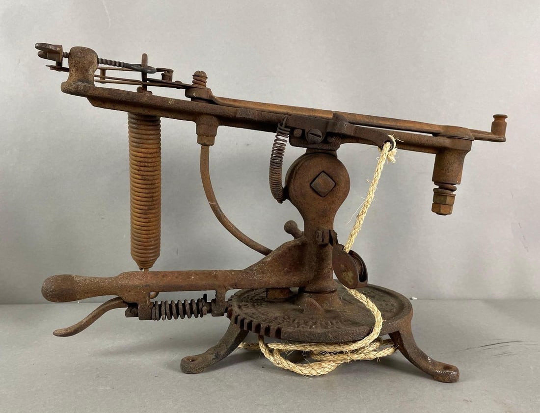 Vintage Chamberlin Cartridge The Expert Cast Iron Clay Pigeon Thrower: Measures 13 x 21 x 10 inches