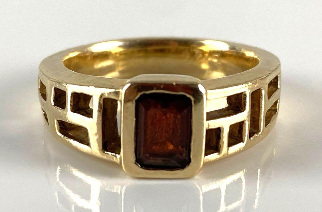 14K Gold Garnet Ring: Total weight 8.9g, Size 8 1/2.