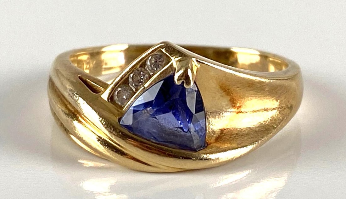 14K Gold Purple Gemstone and Diamond Ring: Total weight 5.1g, Size 9 1/4.