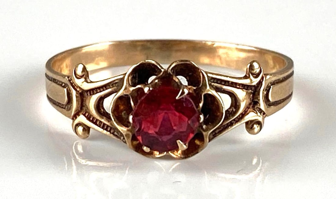 14K Gold Garnet Ring: Total weight 1.6g, Size 8 1/2.