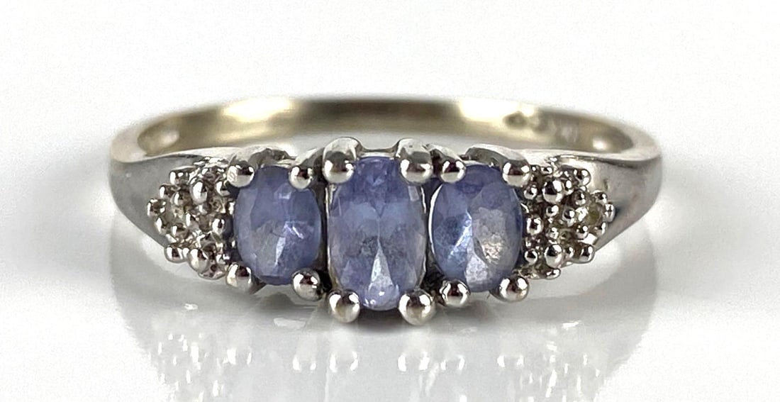 10K White Gold Tanzanite and Diamond Ring: Total weight 2.1g, Size 8.