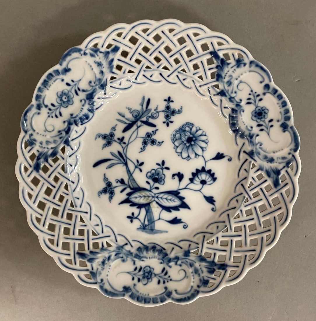 Meissen Blue Onion Porcelain Plate: Measures 8 inches