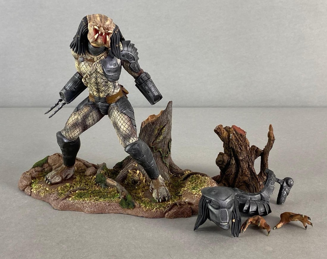 1997 GEOmetric Design Plastic Predator Figurine (1 of 7)