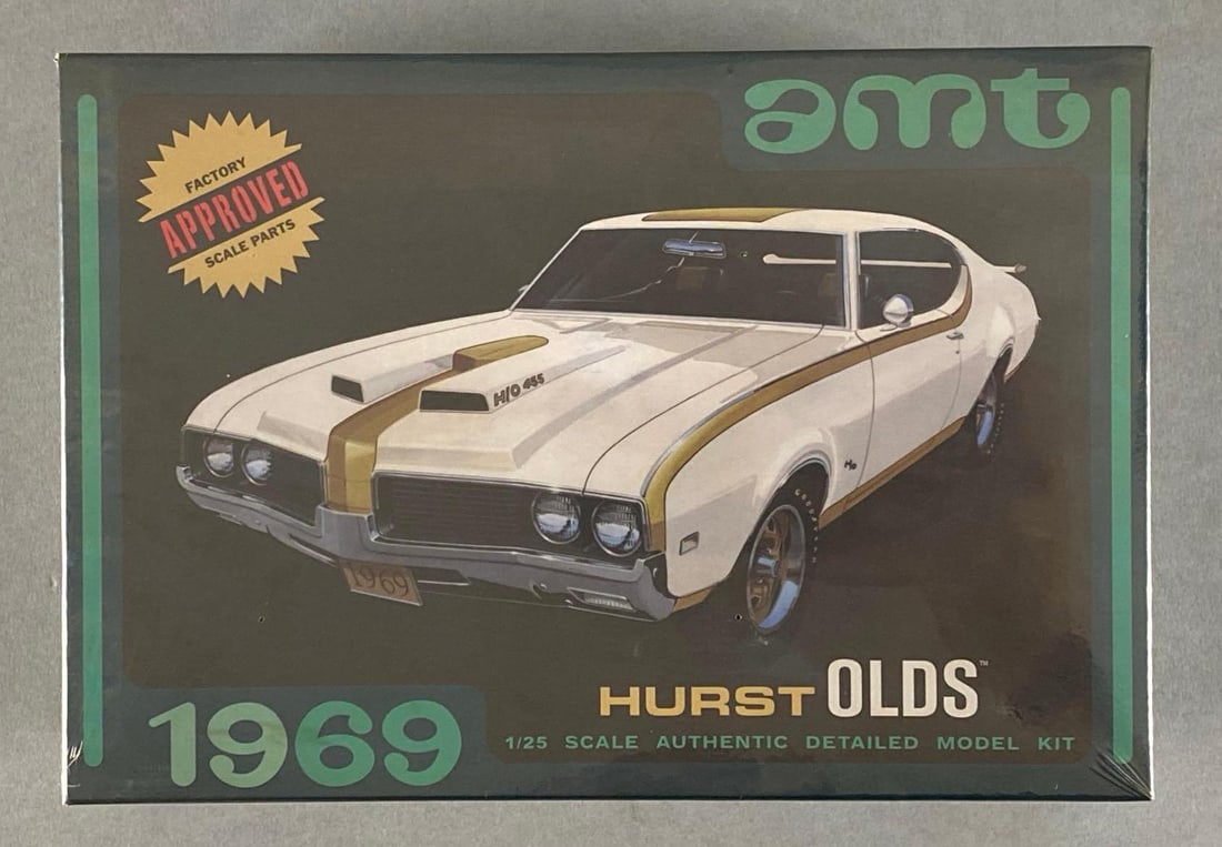 AMT 1969 Hurst Olds Plastic Model Kit (1 of 3)