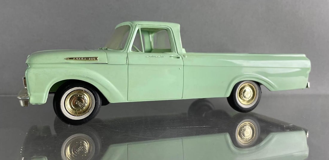 A.M.T. 1961 Ford F-100 Custom Cab Mint Green Friction Dealership Promo Truck: Working condition, 1/25 scale