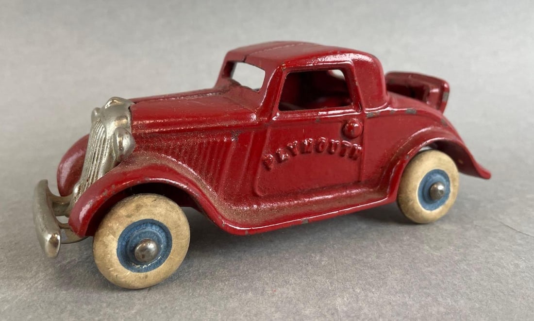 Arcade Plymouth Cast Iron Car (1 of 7)