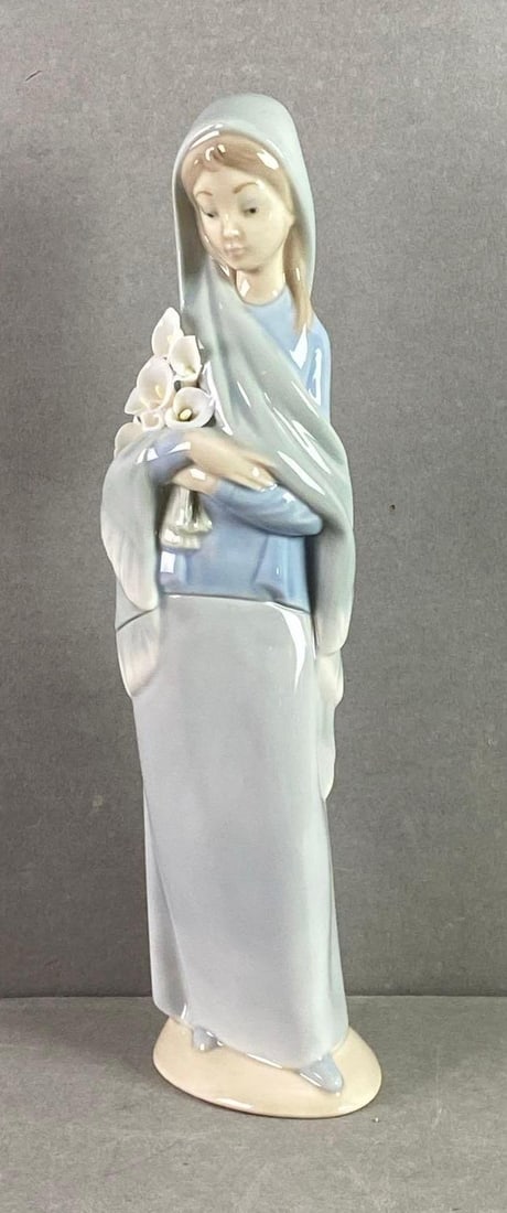 Lladro Girl With Calla Lillies Porcelain Figurine: 2 broken flowers, Measures 9 1/4 x 2 1/4 x 2 3/4 inches
