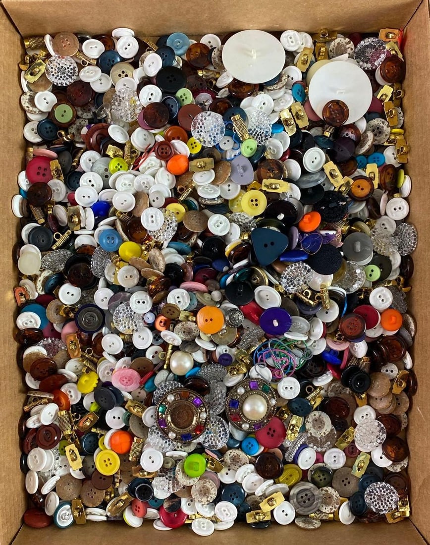 Large Group of Assorted Buttons (1 of 3)