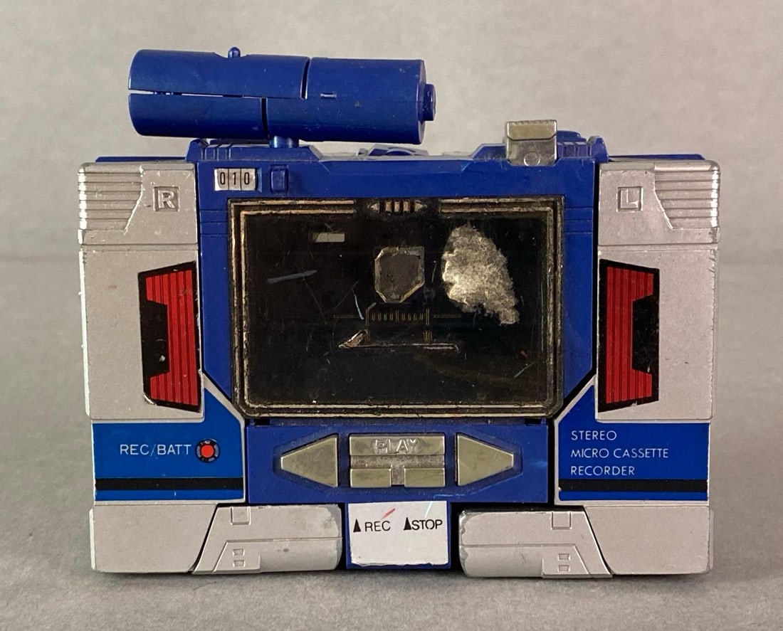 1983 G1 Hasbro Transformers Soundwave Action Figure (1 of 6)