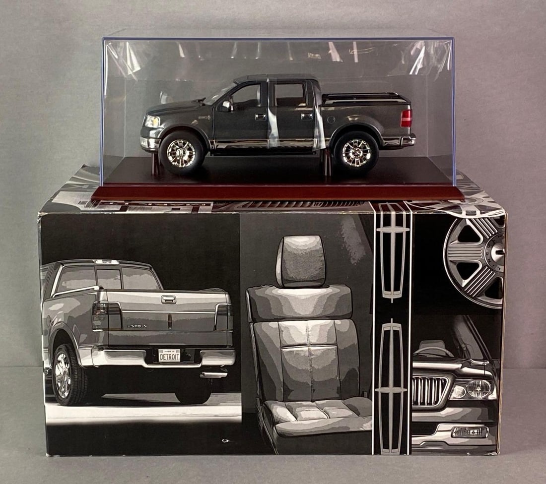 2006 Lincoln Mark LT Metallic Grey Die-Cast Model Truck (1 of 7)