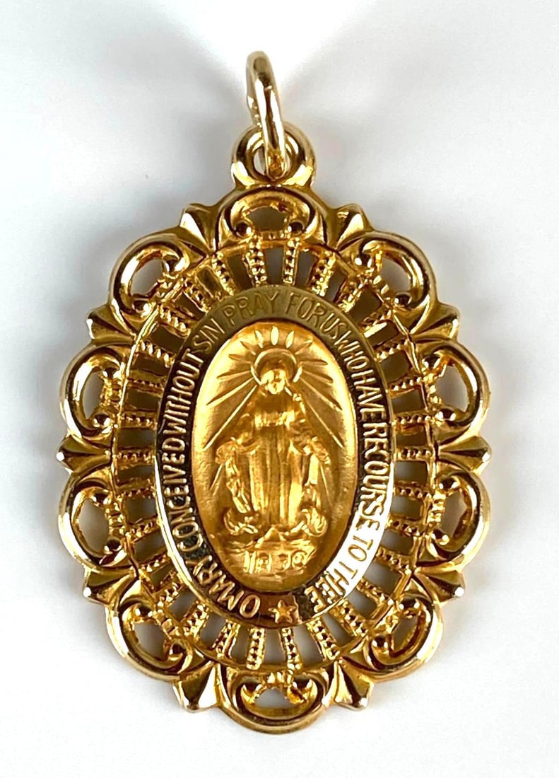 14K Gold St. Mary Medal Necklace Pendant: Total weight 1.4g, Measures 1 inch long.