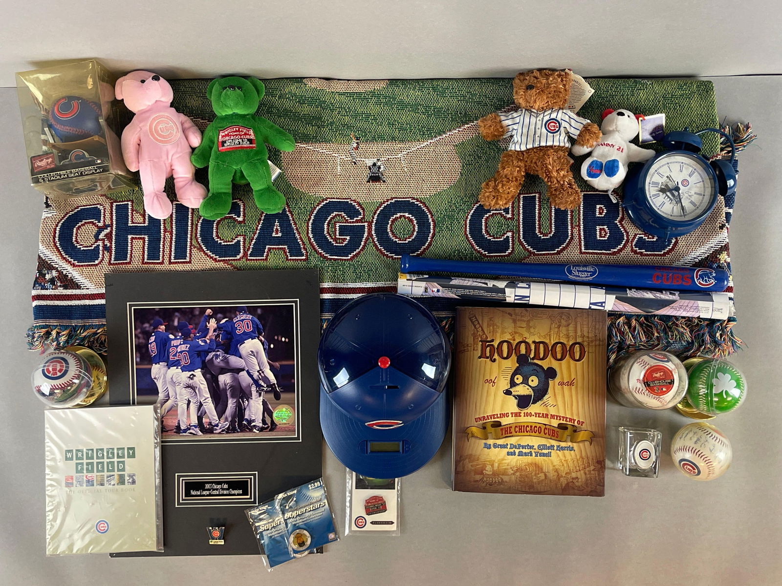 Group of Collectable Chicago Cubs Memorabilia (1 of 6)